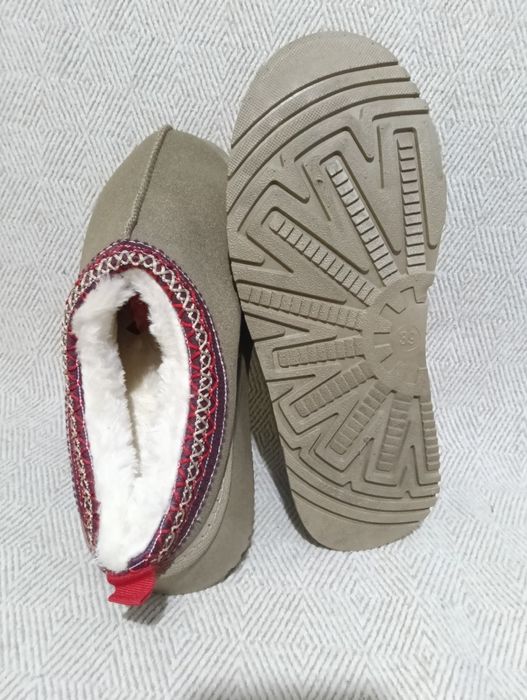 Papuci piele in genul UGG