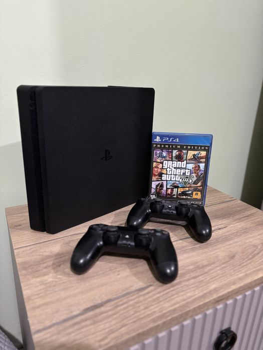Playstation 4 slim в идельном состояний. 7 играми двумя джостиками