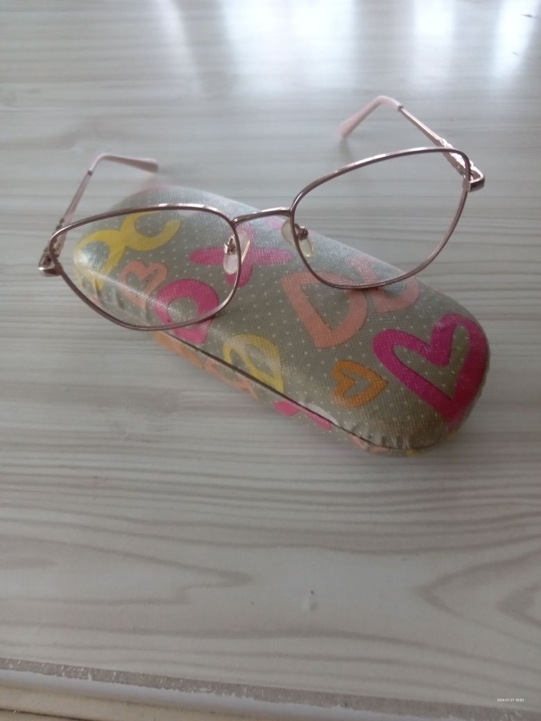 Vând rame de ochelari de dama metalice subțiri și din plastic roz