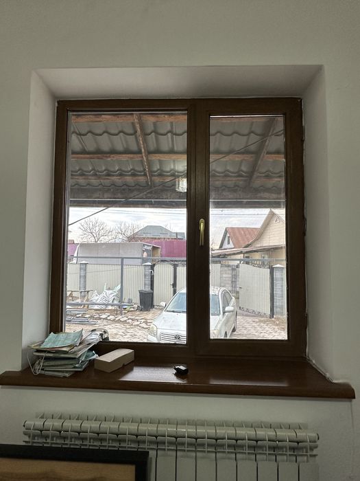 Окна коричневого цвета с подоконниками