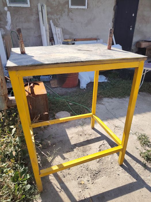 Металлический стол для армрестлинга.