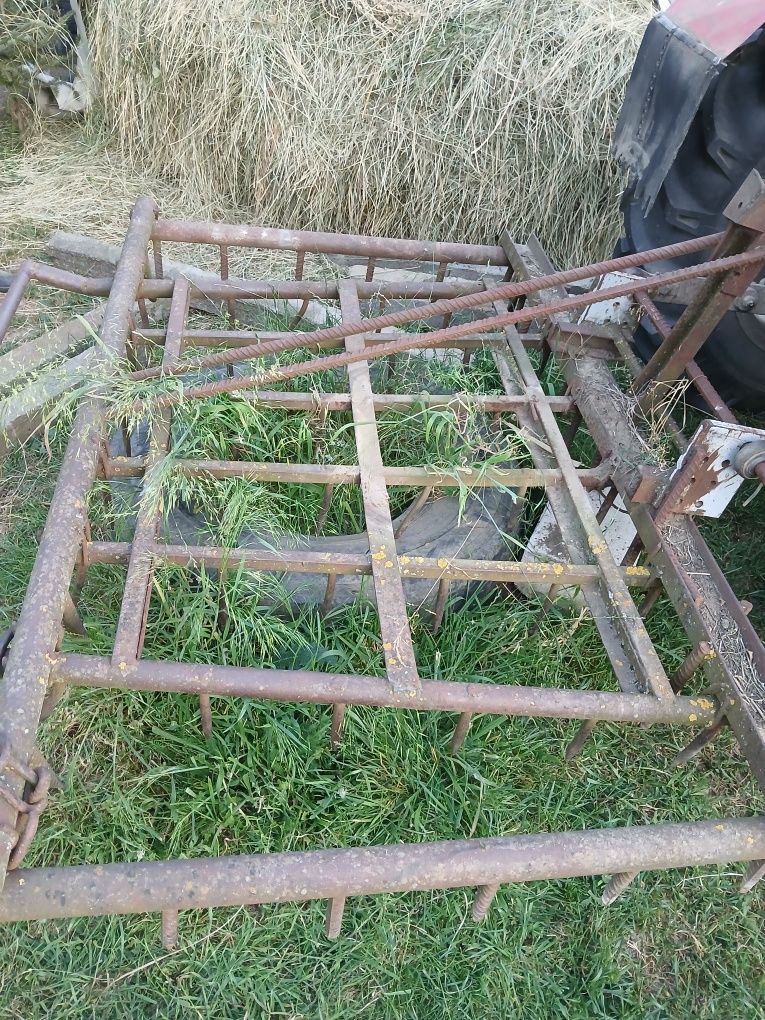 Vînd grapa după tractor