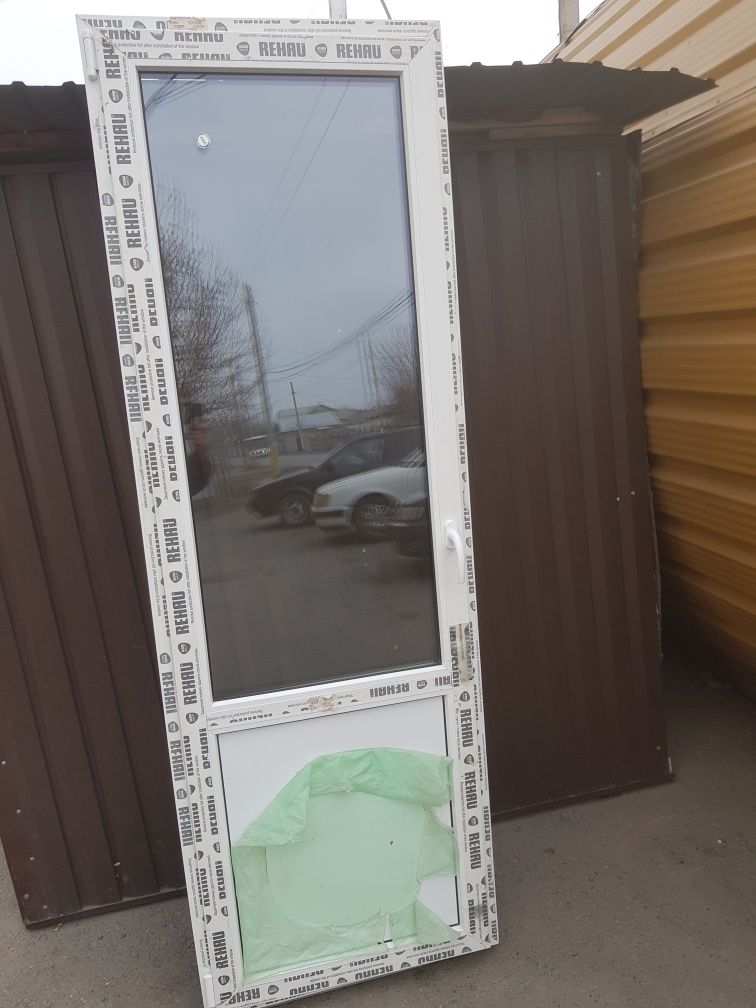 Пластиковая дверь и окно из немецкого пластика фирмы REHAU