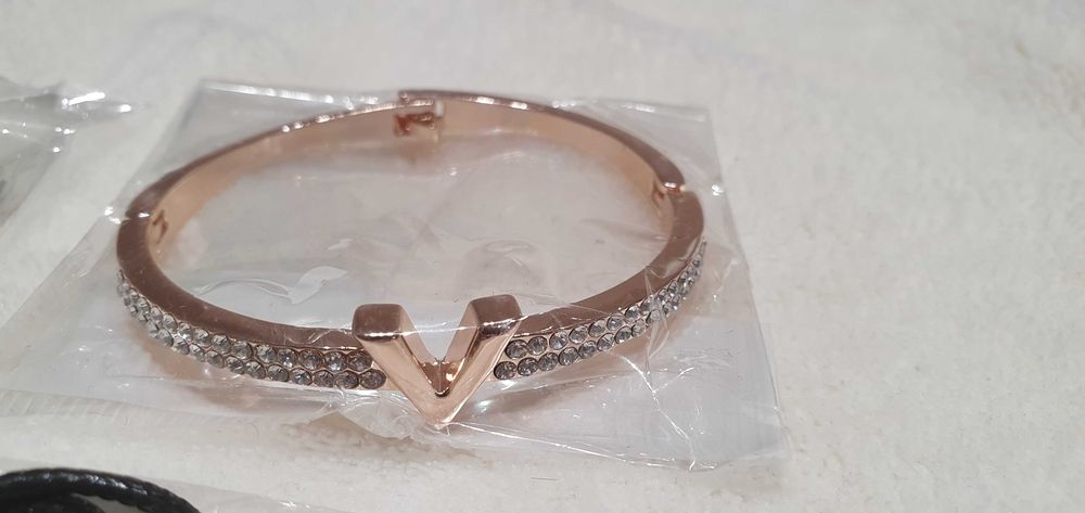 Сребърни брошки, гривни, висулки подъръци за бременни, доктори и други