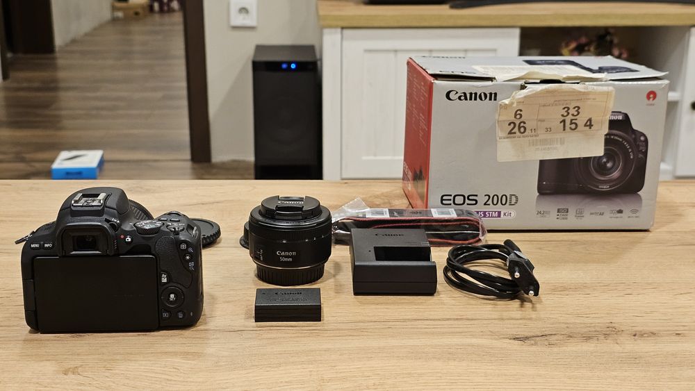 Canon DSLR EOS 200D 24MP, Wi-Fi+Oбективи 18-55mm, f/35+50mm f1.8 STM