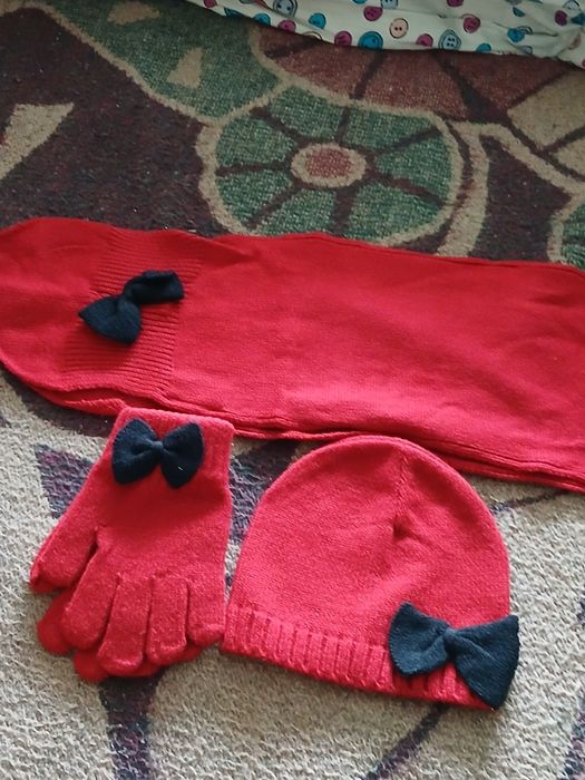 Чисто нови шал,шапка и ръкавички-детски комплект