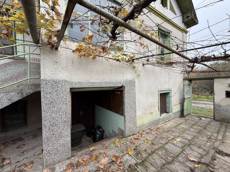 Къща с гараж равен и голям Двор!