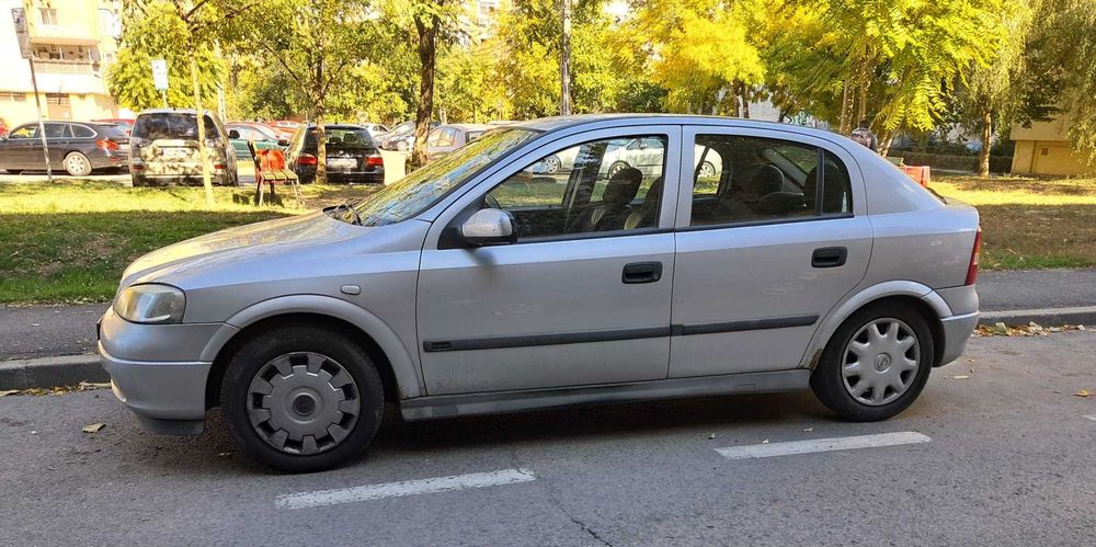 Mașină Opel Astra