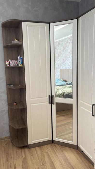 Продам шкаф два пенала и угол