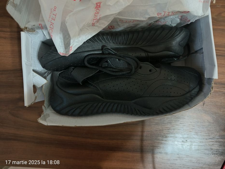 Vând adidași bărbați mărime 43