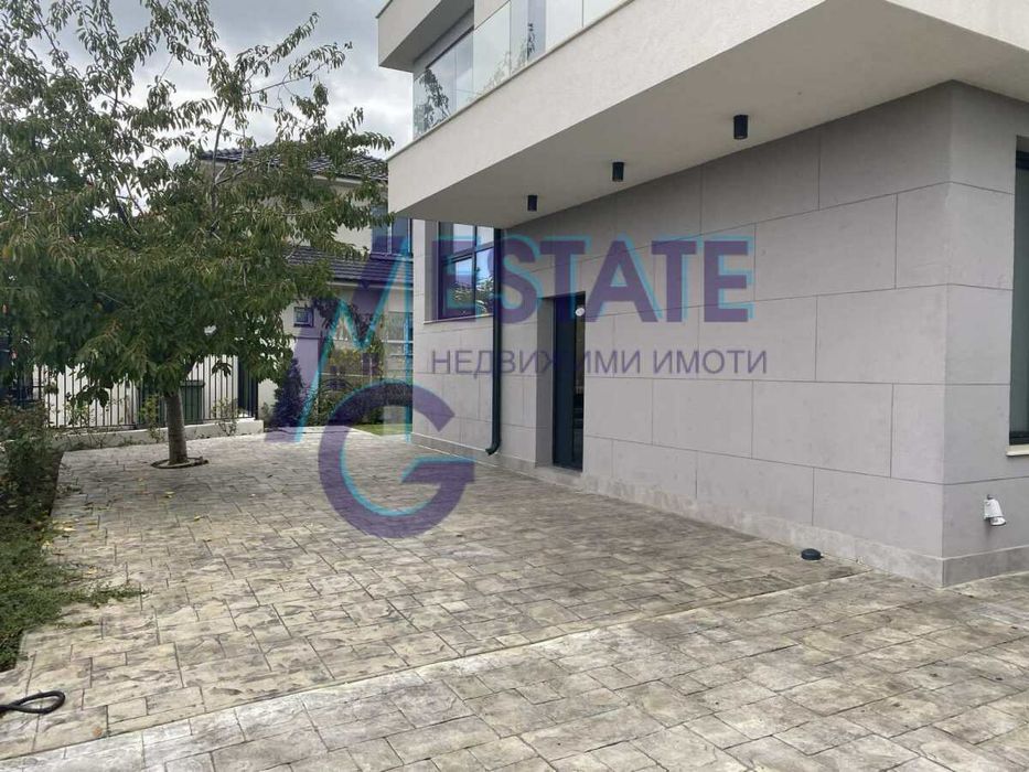 Модерна двуетажна къща в гр. Поморие. РЗП - 196 кв.м. Двор 650 кв.м.