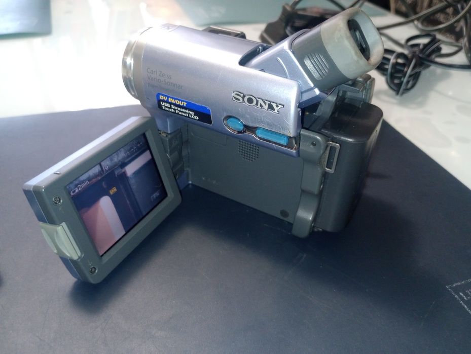 Sony HandyCam, lentilă Carl Zeiss, ecran LCD, mini DV videocam