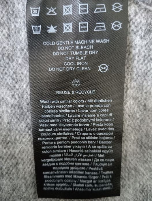 Сив вълнен пуловер