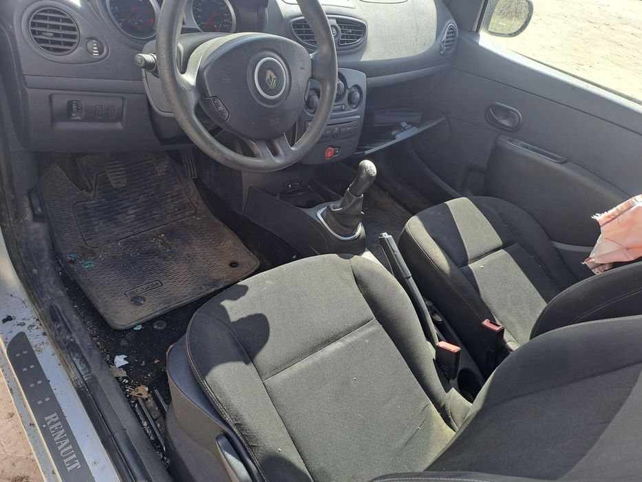 Dezmembrez Renault Clio 3 1.5dci cod motor K9K-E8