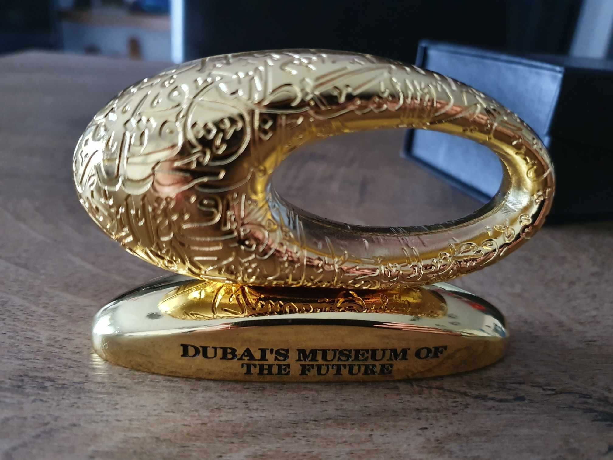 Decoratie frumoasa din Dubai: Museum of Future (auriu)