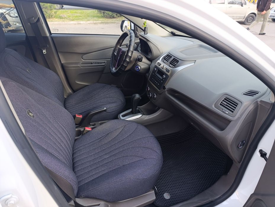 Белый Chevrolet Cobalt, июнь 2024