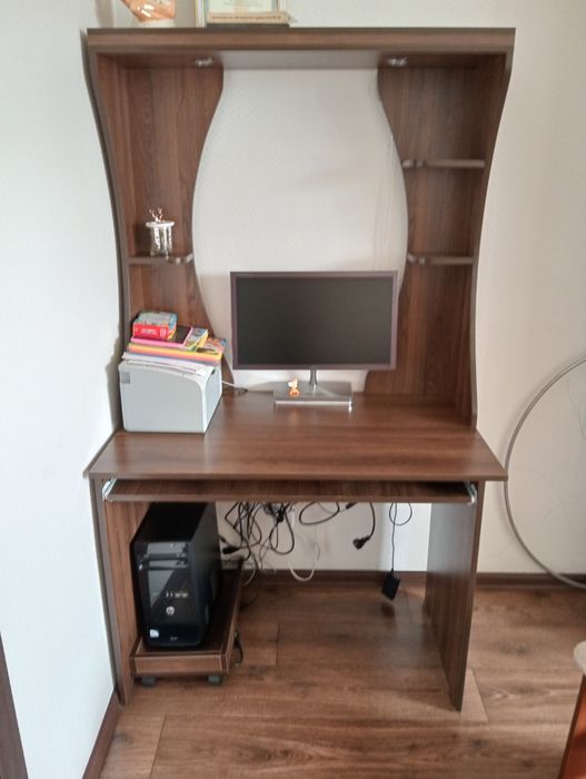 Компьютерный столик коричневого цвета