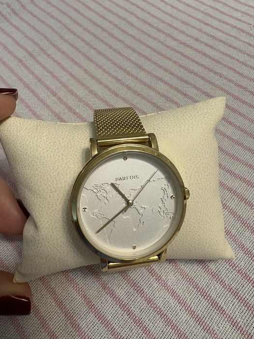 Часовник НОВ,позлатен нераждаема стомана,елегантна плетка