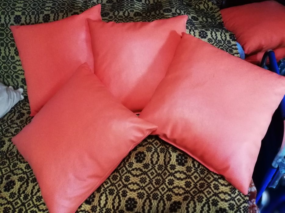 Vând perne canapea 6 buc, 20 lei buc.