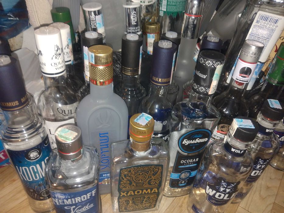 ПРОДАМ СТЕКЛЯННЫЕ БУТЫЛКИ из-под водки ! Разные. С дозатором. Чистые !