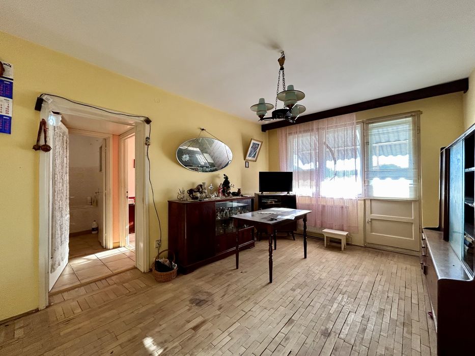 Vand apartament doua camere