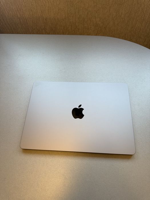 MacBook Air M3 2024