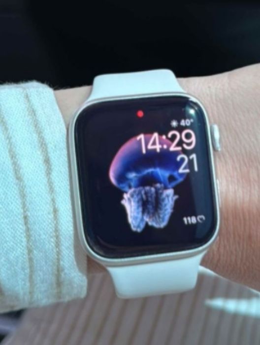 Продам Apple Watch SE 40mm