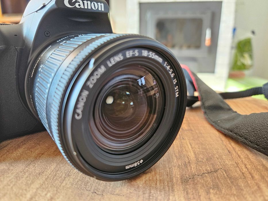 Фотоапарат Canon EOS250D + обектив 18-55mm f/4-5.6