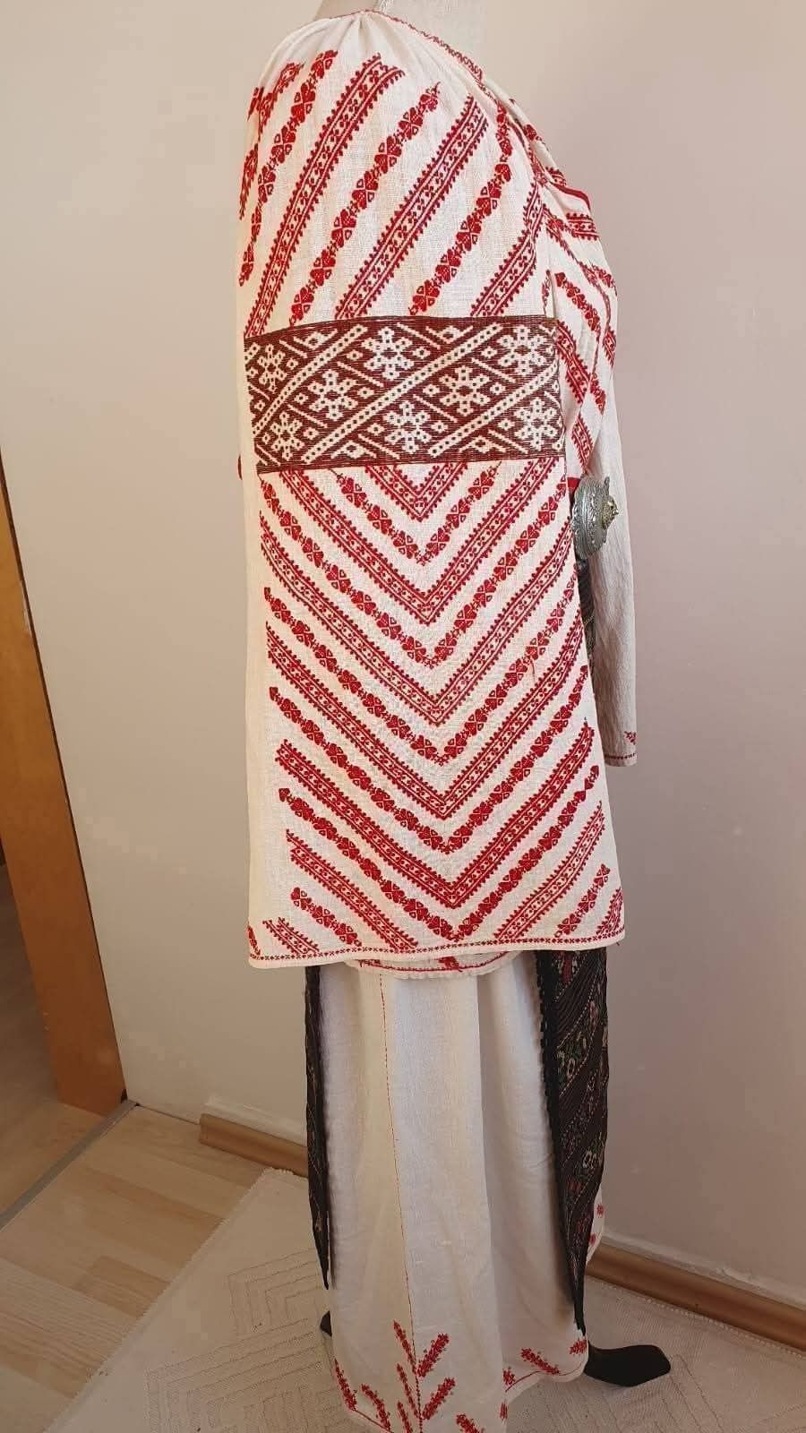 Costum popular (camasa/ie cu poale, catrinte/sorturi/fote/zadii)