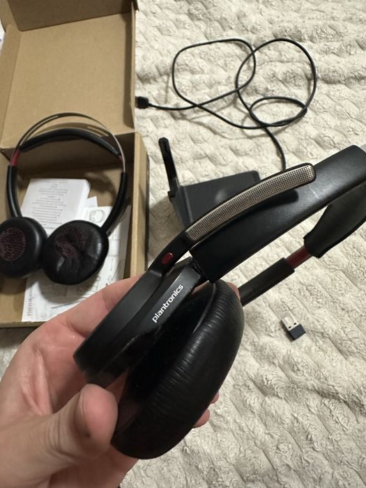 Два чифта слушалки Plantronics Voyager UC/BT600 цена в описанието