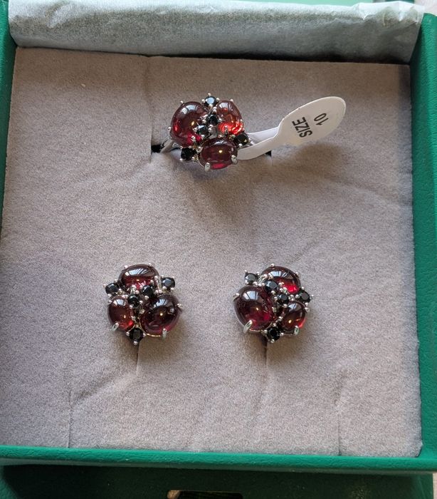 Сребърен комплект с естествен гранат