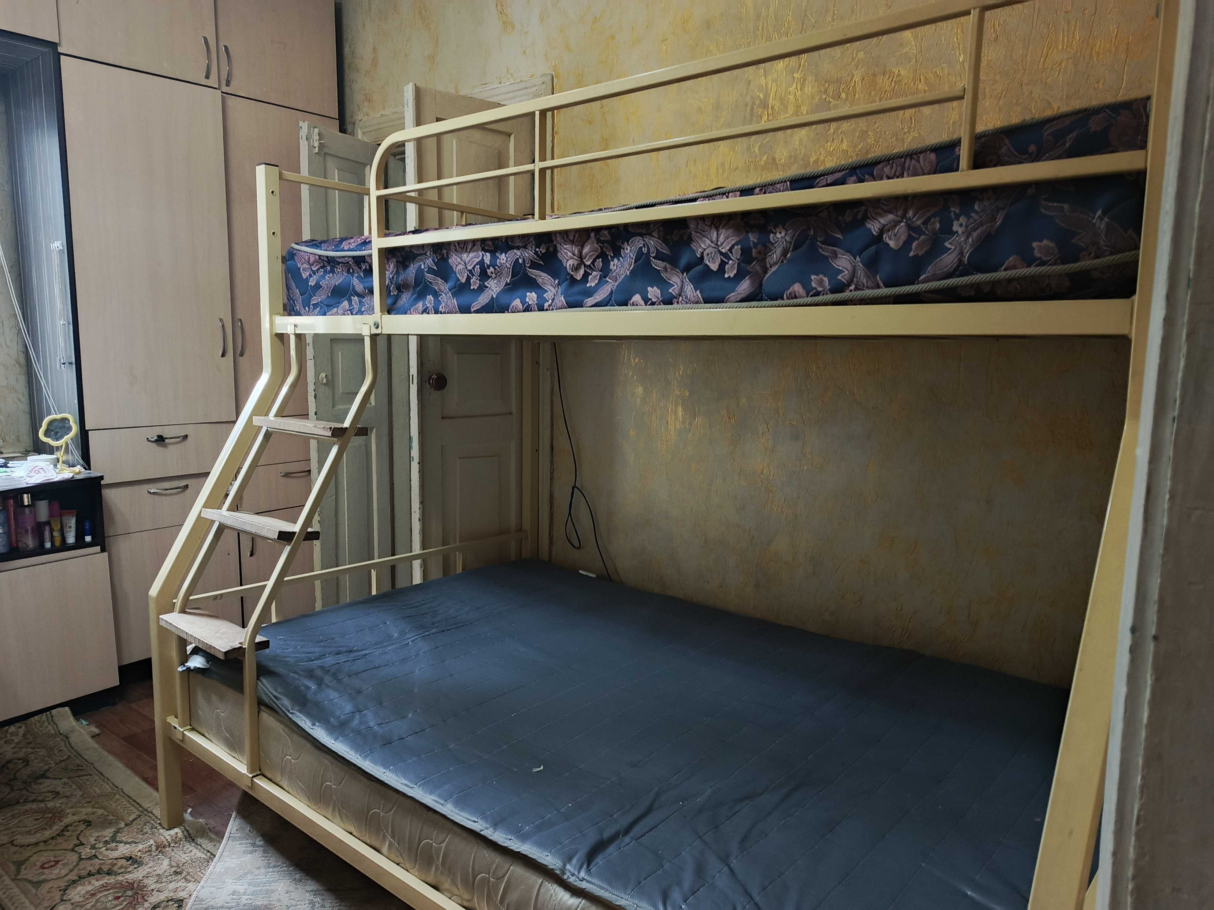 Продам 2 ярусную кровать 
(Без нижнего матраса)