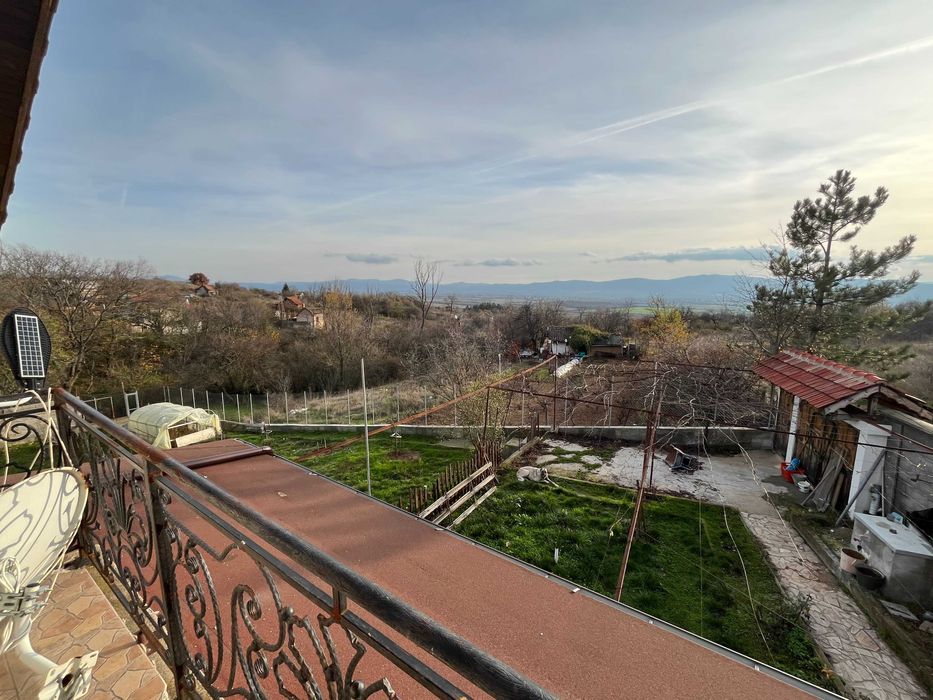 Вила с просторен двор и прекрасни условия за целогодишно живеене