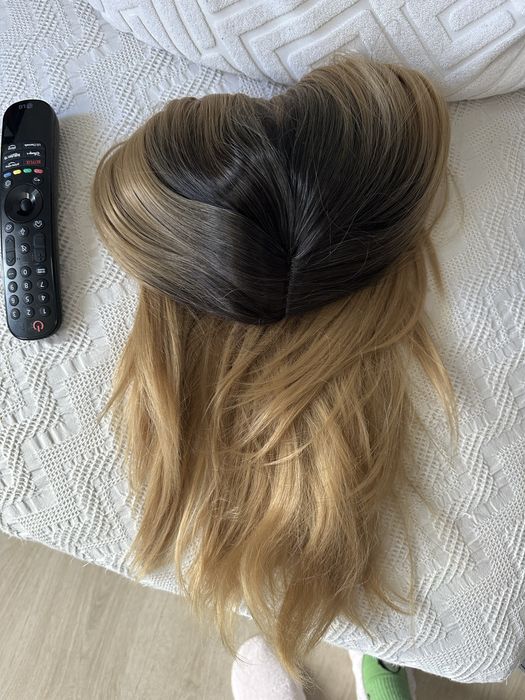 руса перука с тъмен корен