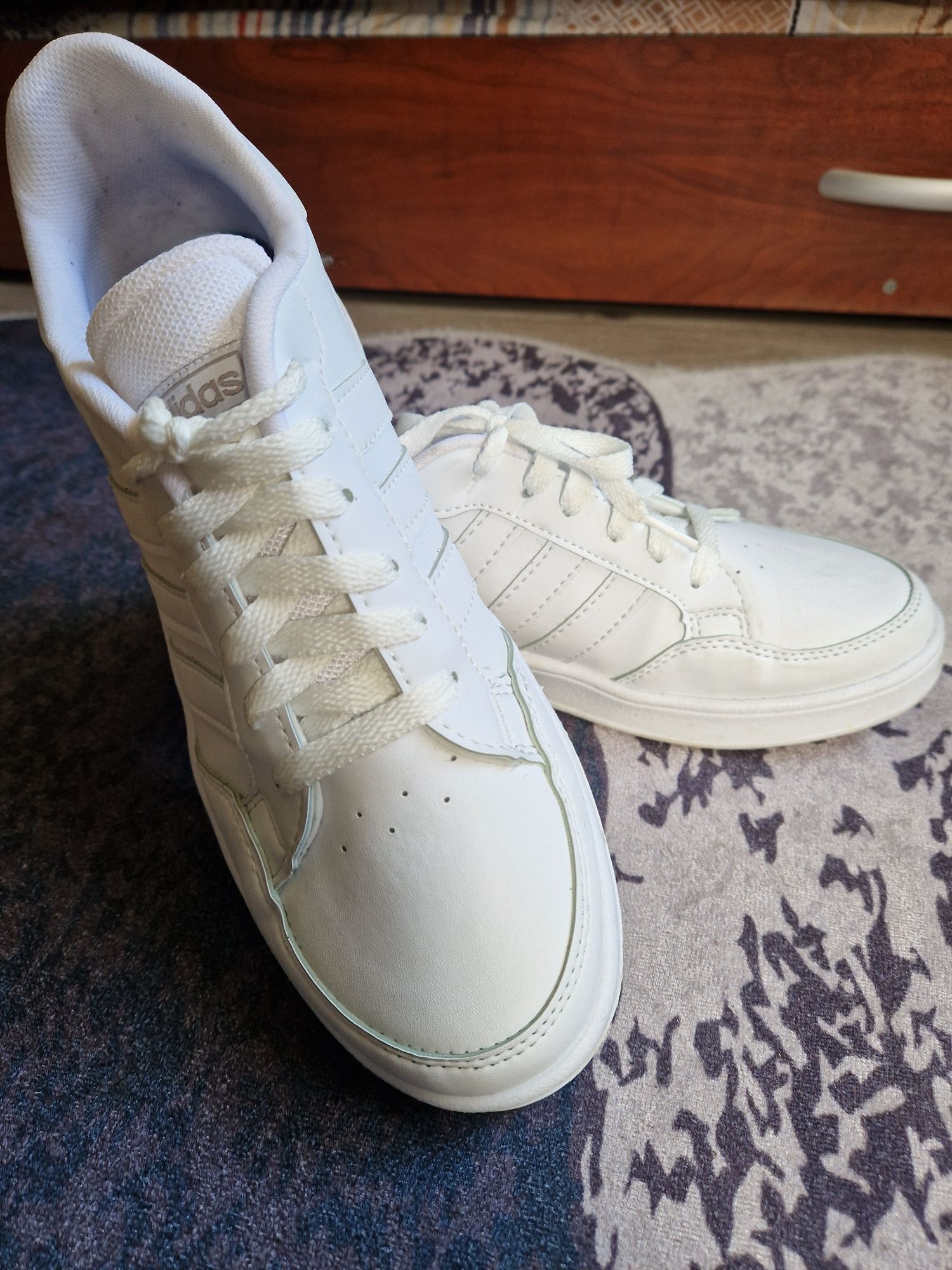 Обувки Adidas бели