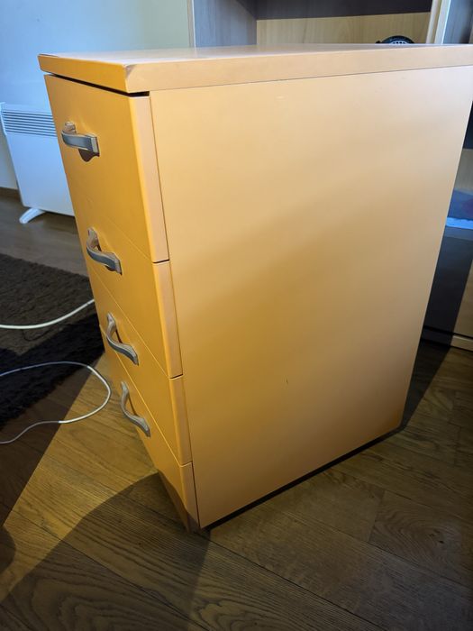 Скрин с 4 чекмеджета на колелца