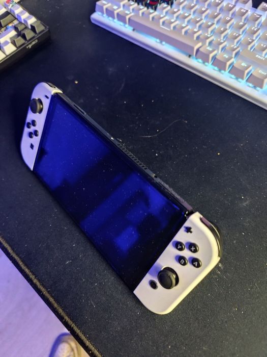 Nintendo switch oled с три игри и кутия на 6 месеца