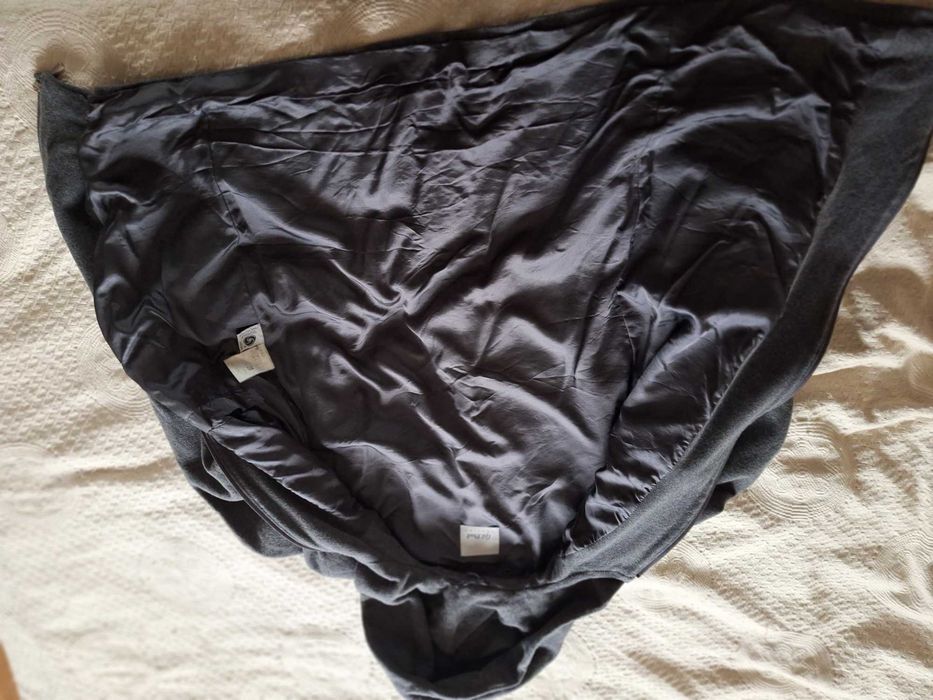 Подарявам тънко сиво палто