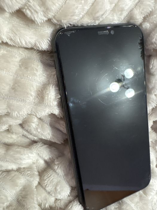 Продавам iphone 11 black 64GB
