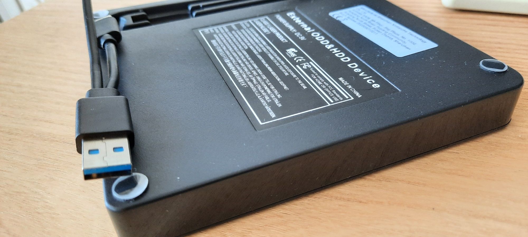 Външно оптично DVD-ROM/CD-RW устройство.