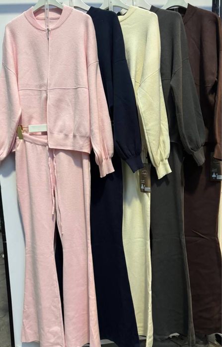 трикотажная двойка с расклешённым низом