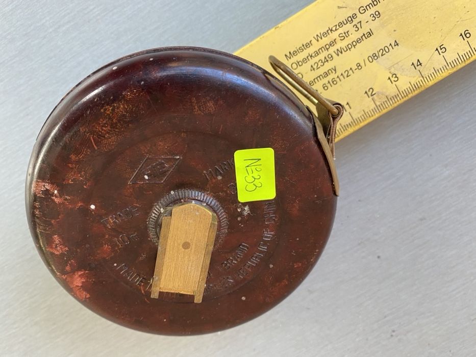 Много стара рулетка с бакелитова основа