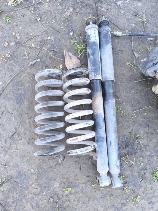 Продавам амортисьори и пружини Mercedes Benz w203