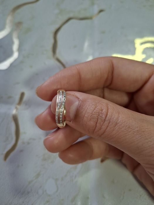 Продам золотое кольцо с бриллиантами