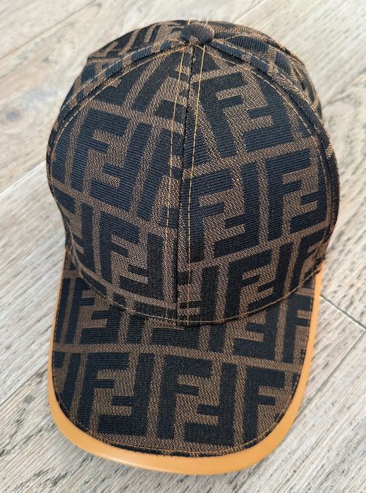 Чисто нова шапка на Fendi