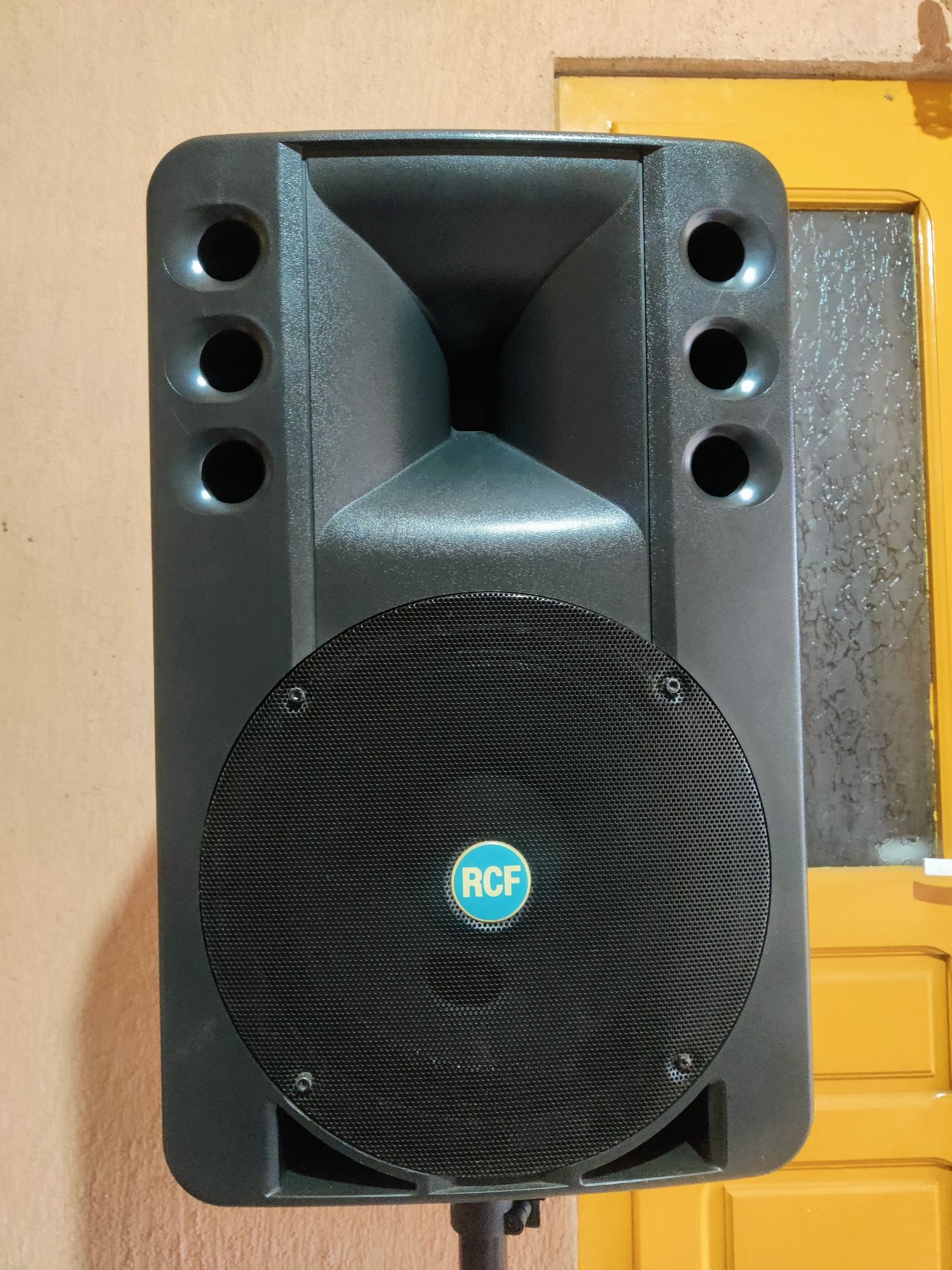 Vând boxe active RCF ART 300 A 400 W