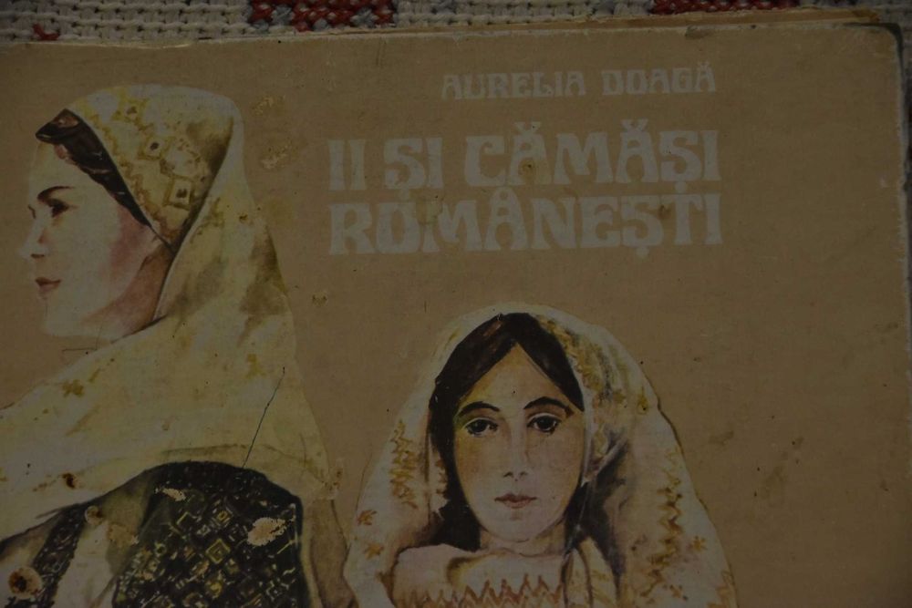 ”Ii și cămăși românești” de Aurelia Doagă apărută în 1981.
