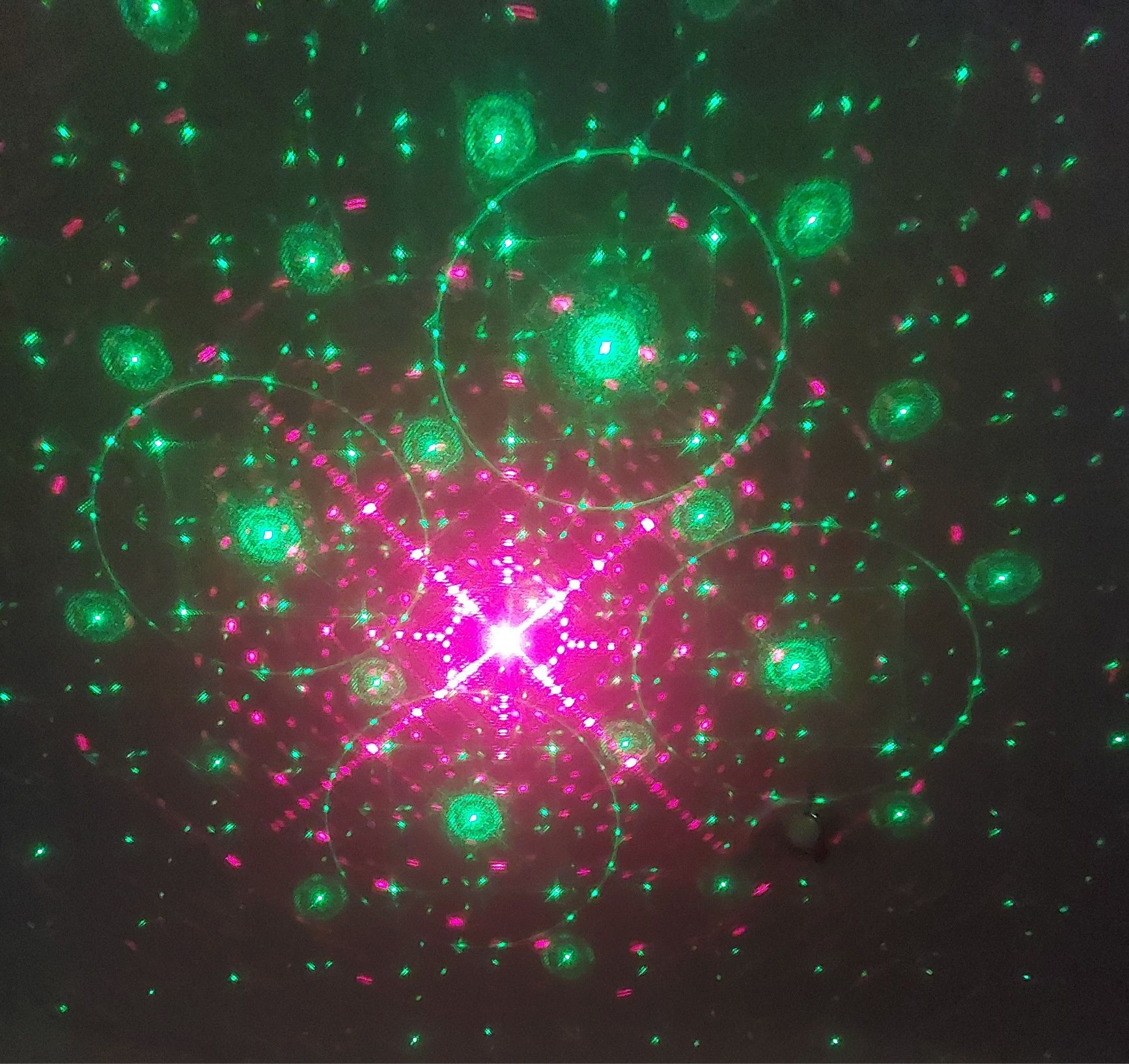 DJ Disco Laser за партита със визуални ефекти сменящи се според ритъма