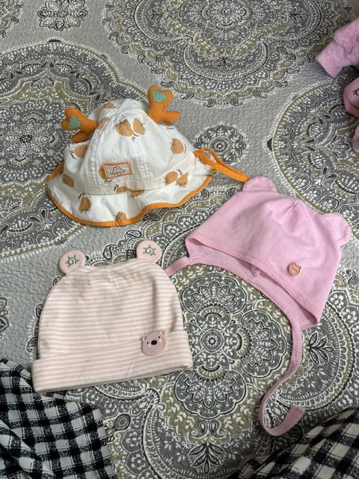 Шапки, состояние отличное, подходят до 8–9 месяцев, все вместе 50 тыся