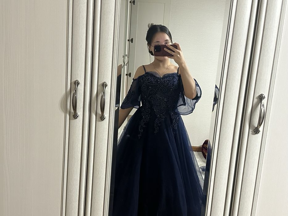 Продаю бальное синее,пышное платья с блестками